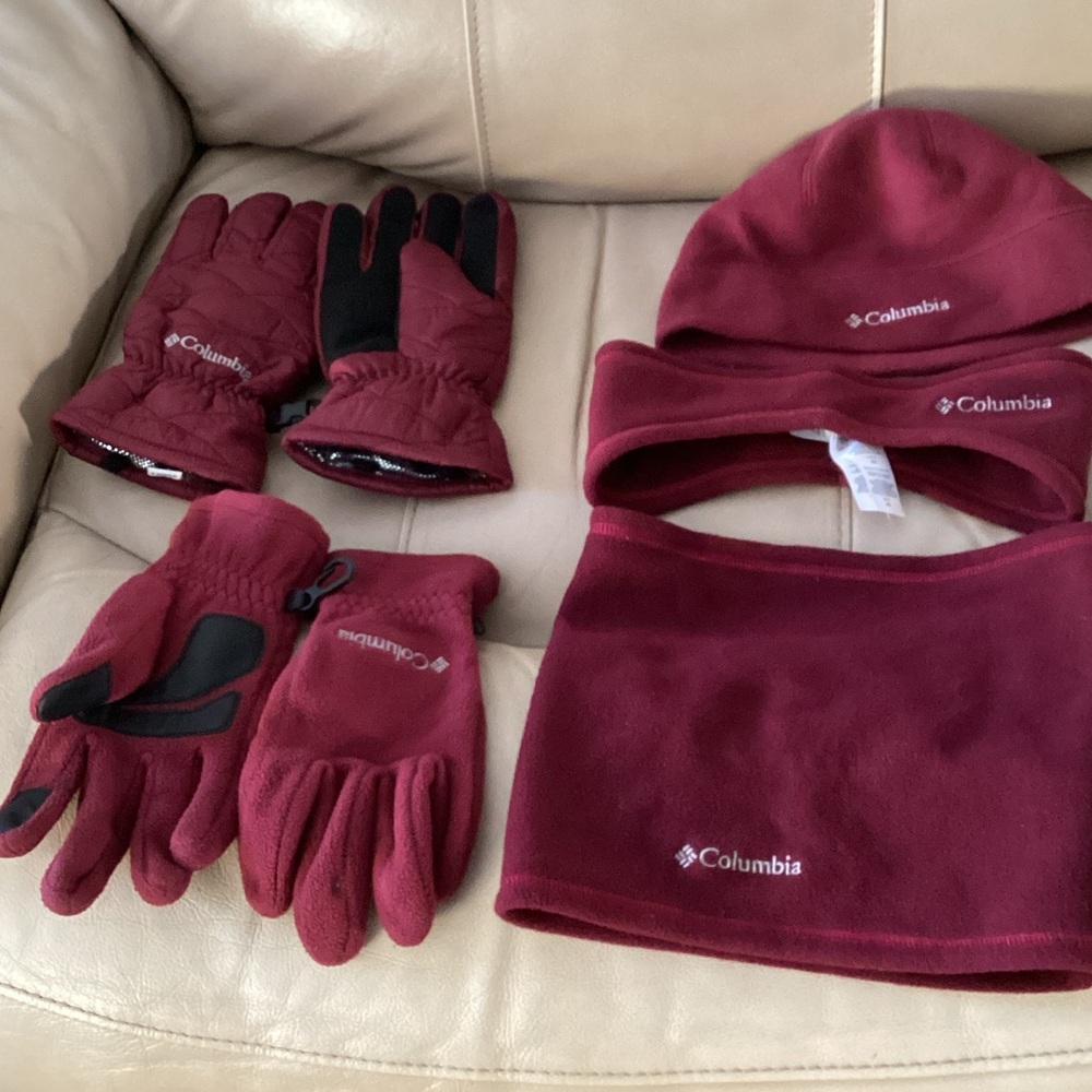 Columbia Women's Burgundy Glove and Hat Set